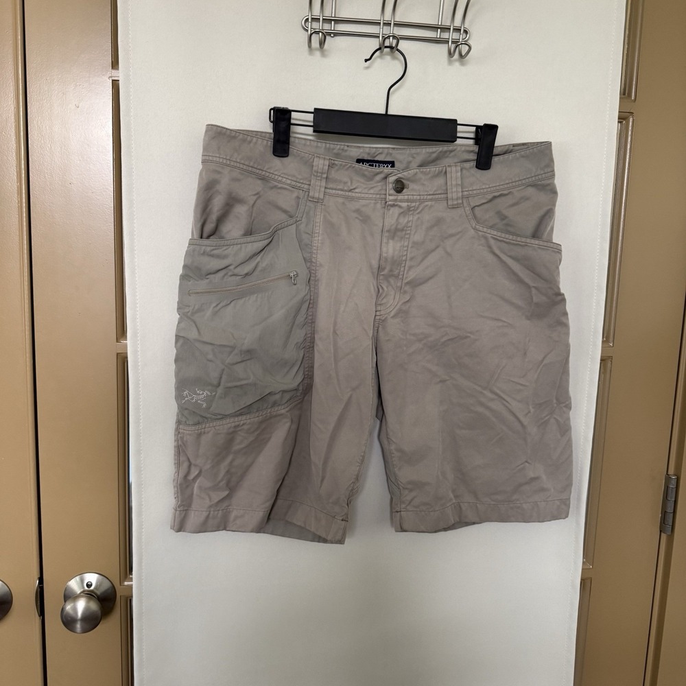 Arc'Teryx Men's 36 Tan Beige Cargo Pocket Casual Outdoors Shorts Hiking